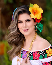 Maquillaje y peinado para la bella Laritza Alejandra Flor del Maíz 2024  para entregar el título a su sucesora en la noche de eleccion🌺🩵