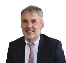 Stuttgart: Unterricht fällt aus: Armutszeugnis und Versetzung stark  gefährdet