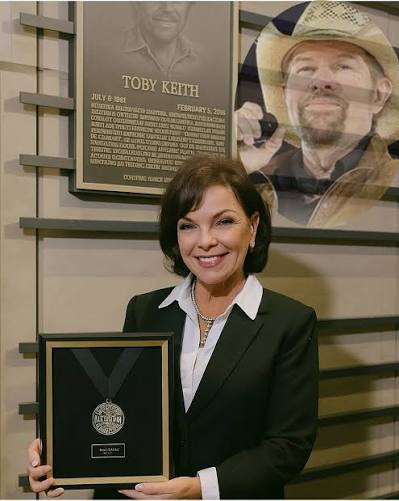 A touching moment as Toby Keith's family accepts his award on his behalf during the 65th Western Heritage Awards at the National Cowboy Museum🤠