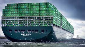 Ein riesiges frachtschiff macht eine der weltweit wichtigsten transportrouten unpassierbar: Mkxeq835lsc0om