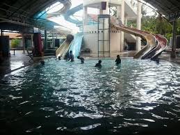 Novelian berenang di waterboom pamanukan. Foto Kolam Renang Hotel Sendang Sari Batang