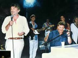 Dimme chi te trattene, dimme qua' só' 'e ccatene ch'aggi''a vení a spezzá. Peppino Di Capri Torna Youtube