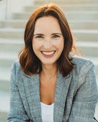 Hillary Singer's Instagram, Twitter & Facebook