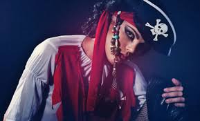 Potrai prendere spunto per ridare nuova vita agli oggetti inutilizzati, con il riciclo. Vestito Da Piratessa Fai Da Te Affascinante E Misteriosa Leitv