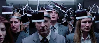 Sur les quelques 3,43 milliards d'utilisateurs internet dans le monde, 2,28 milliards de personnes (donc environ presque un tiers de la population mondiale) visitent régulièrement les. Un Court Metrage Depeint La Realite Des Reseaux Sociaux