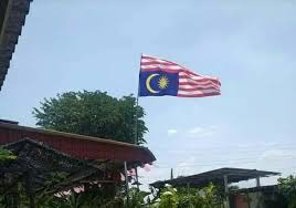 Lelaki yang terlibat dengan perniagaan industri pembinaan itu telah menaikkan sekeping foto yang menunjukkan jalur warna putih pada jalur. Pasang Jalur Gemilang Terbalik Tanda Pengkhianatan Terbuka Kepada Negara