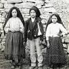 Según narra la historia, los niños pastores presenciaron un repentino resplandor en el cielo y posteriormente surgió una mujer hermosa que se acercó a ellos. Https Encrypted Tbn0 Gstatic Com Images Q Tbn And9gcr48ght1dz6pwvfo3ltnqqgp 5k1ue0bs0zliaqkuoe Wpj8qdw Usqp Cau