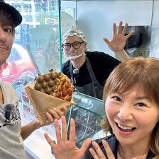 香港人が逆輸入で帶到來香港！！來自長崎縣嘅雞蛋仔！！  陳家祺先生搬了日本長崎10年，佢係基督教牧師，為咗儲備兒童食堂(為貧窮家庭小朋友提供膳食嘅社會服務)嘅資金，開始做雞蛋仔鋪頭，點知好受當地日本人歡迎，被列爲長崎縣佐世保市内甜品10選