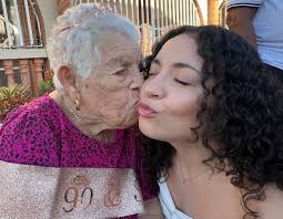 Desde la urbanización Reparto Ana Luisa, junto a familiares y amigos,  celebramos los noventa años de María Jiménez para reconocer y valorar las  nueve décadas que resumen una vida de amor, entrega