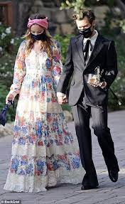 Olivia and harry sparked dating rumors as they were seen holding hands at a friend's wedding. Harry Styles 26 And Olivia Wilde 36 Confirm Their Romance As They Hold Hands At Agent S Wedding Daily Mail Online