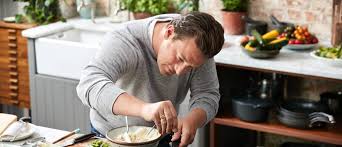 Ställ fram små skålar med naturell yoghurt, guacamole och limeklyftor på. Vegetarisches Chili Von Jamie Oliver