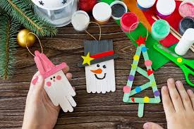 Dipingere di bianco i bastonici in legno dei ghiaccioli. Foto Lavoretti Di Natale Per Bambini