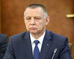 He briefly served in politics as the minister of finance for the first cabinet of mateusz morawiecki from 4 june to 30 august 2019. Marian Banas W Wyciagnietych Dresach I Zle Zalozonej Maseczce Wloczy Sie Po Krakowie Zdjecia Super Express Wiadomosci Polityka Sport
