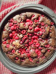 Place berries and yogurt in individual bowls and drizzle with melted chocolate. Healthy Chocolate Berry Cake