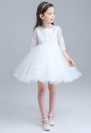 On associe idéalement sa robe blanche avec un petit perfecto en cuir noir afin de décaler le style trop girly. Robe Enfant Blanche Manches Longues