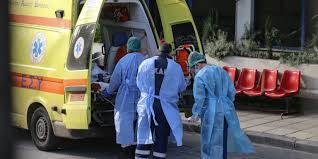 Ναι μεν οι έντονοι μαύροι καπνοί έχουν αρχίσει να φαίνονται και να καλύπτουν την περιοχή, ωστόσο η φωτιά είναι σε ευθεία. 8essalonikh Mwro 22 Mhnwn Me Korwnoio Sto Ippokrateio Noshleyontai 6 Paidia Faistosnews Gr