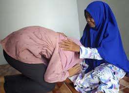 Warga tua merujuk kepada mereka yang berusia lebih daripada 60 tahun. Berujong Cara Menghormati Orangtua Dan Meminta Doa Suarapemredkalbar Com
