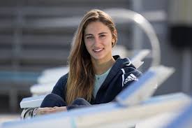 Quadarella si qualifica per la finale dei 1500 sl. Simona Quadarella In Piscina Gia A Un Anno Con Papa Silhouette Donna