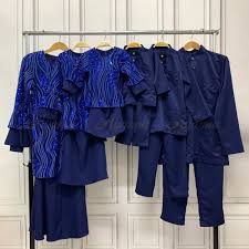 Padu padan pakaian warna biru informasitips informasitips com warna biru merupakan warna yang banyak disukai orang mereka yang menyukai warna biru tentunya ingin selalu terkait dengan warna kesukaannya terutama dalam hal berpakaian baik itu mengenakan baju biru ataupun celana biru. Baju Raya Sedondon Tema Warna Navy Blue Biru Laut Set Family Ayah Ibu Anak Baju Kurung Baju Melayu Kurta Ay2021 Shopee Malaysia
