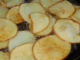 Una le melanzane al forno con patate sono un contorno rustico e saporito arricchito con scamorza filante. Patate Fritte Alla Vecchia Maniera Cibo Di Sopravvivenza