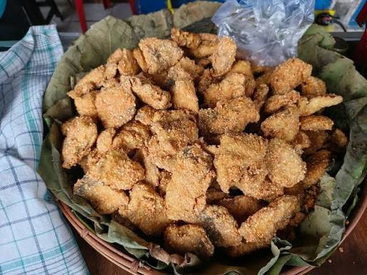 Ikan Hiu 🦈 Goreng Salah satu ikan goreng favorit di Pacitan. Ikan Hiu  dalam bahasa Pacitan disebut Ikan Kelong. Paling enak sih di gule yang  disebut "Kalak'an". #pacitan #kuliner #jalanjalan