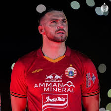 Setelah mendatangkan deretan pemain bintang, macan kemayoran ini juga bakal mengarungi kompetisi dengan jersey anyar.tak lagi bekerja sama dengan specs, persija jakarta menjalin kolaborasi dengan juara untuk menyediakan 'busana. Launching Tim Dan Jersey Anyar Ini Skuad Lengkap Persija Jakarta