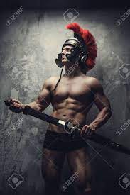 剣を持ったローマ古代の鎧で上半身裸の男。の写真素材・画像素材 Image 57251274