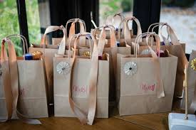 Des petits pots de confitures, des petits sachets de graines à planter dans un joli sac en liberty par exemple (il. Nos Idees De Cadeau Invite Lors De Mariage Champetre Chic Et Boheme