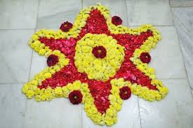 Easy And Simple Ways To Put Onam Pookkalam Designs For Home And Pookkalam Competions Along With La Rangoli Designs Flower Flower Decorations Diy Flower Rangoli