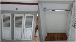 Mystere Suite Fin De La Penderie Aux Volets Patines Cie Placard Sous Comble Idee Deco Meuble Rangement Combles