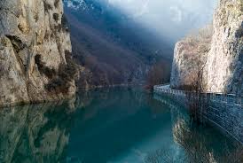 La città si trova nei pressi della magnifica gola del furlo, nella confluenza del torrente burano, una terra circondata da natura incontaminata e da uno scenario incantevole per gli occhi del visitatore che viene a scoprirla. Il Ponticello Riserva Naturale Statale Della Gola Del Furlo Il Rifugio Dell Aquila