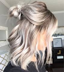 Short shoulder length straight thin bob hairstyle for blondes. Medium Length Blonde Hair Blonde Wavy Hair Cool Hair Color Silver Hair Color