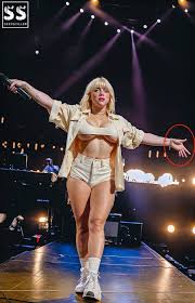 Billie Eilish fotoğrafının gerçek olduğu iddiası - Teyit