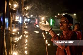 Hari raya aidilfitri merupakan perayaan yang disambut oleh umat islam di seluruh dunia tidak kira bangsa sama ada arab, inggeris, melayu. Malam Raya Aidilfitri Ratusan Pelita Dinyalakan Untuk Bulan Dan Bintang