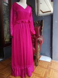 Model yang sangat flowly dengan teknik swing yang baik terlebih detail bunga hanya ada pada bagian bawah membuat gaun ini cocok digunakan dengan khimar. Baju Pesta Magenta Pink Fesyen Wanita Pakaian Wanita Gaun Rok Di Carousell