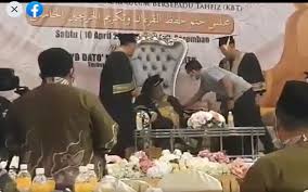 Sekolah menengah agama dato' klana petra maamor. Bernama Eddin Syazlee Apologises For Falling Asleep At Huffaz Graduation Ceremony