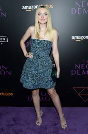 Here you can find the latest news, photos, multimedia and all that you want to know about her. Dakota Fanning Tragt Hesper Und Box Spotted Choo World Jimmy Choo