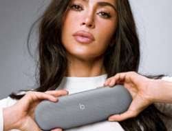 A moment in time: 01:02:03 04/05/06.