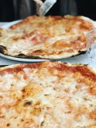 Ogni città, ogni paese ha il suo cibo da strada ed a roma si tratta della focaccia bianca. Best Pizza Bianca Recipe From One Of Rome S Best Pizzerias Devour Rome Food Tours