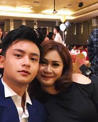 Rasa Sahabat, 10 Potret Kedekatan Randy Martin dan Ibunda