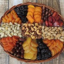 Pin By Ma7moud Mady On مكسرات Fruit Basket Gift Fruit Platter Dry Fruit Basket