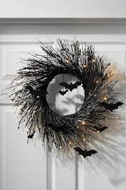 15 spooky and chic halloween wreaths. 15 Spooky Halloween Wreaths To Decorate Your Door