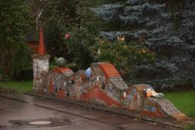 Fur Die Mauer Verwendete Edgar Fischer Verschiedene Steine Bunte Fliesen Und Tonkugeln Steinmauer Garten Gartenmauern Gartenmauer