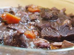Découvrez cette recette de boeuf bourguignon facile à préparer en cocotte. Boeuf Bourguignon A L Autocuiseur Cuisine Temeraire