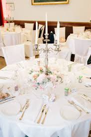 Tischdeko zur hochzeit im frühling, sommer, herbst und winter. Beispiele Fur Blumen Auf Runden Tischen Fur Die Hochzeit Tischdekoration Hochzeit Blumen Runde Tische Hochzeit Blumengestecke Hochzeit