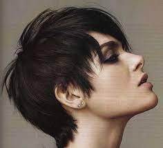 These cool short haircuts simultaneously tame and highlight thick hair. 15 Short Haircuts For Thick Straight Hair