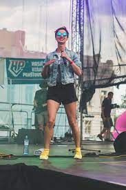 Kult malých nohou a jeho oběť. Hvezdami Druheho Dne Festivalu Mezi Ploty Byli V Bohnicich Barbora Polakova Mnaga A Zdorp Nebo Rybicky 48 Ireport Music Style Magazine