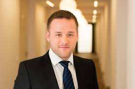 Und cie orsay gmbh otp bank nyrt. Mitarbeiter V Bank