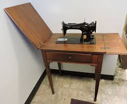 1947 Singer Electric Sewing Machine In Cabinet Works Well Ah026959 Antique Sewing Machines Antique Sewing Table Sewing Machine Cabinet