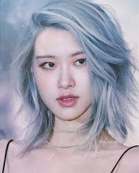 Does anyone think that Rosé's (Blackpink) hair is thinning out a lot?